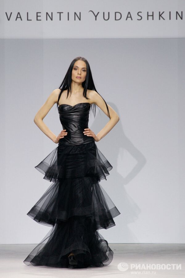 Valentin Yudashkin opens Fashion Week in Gostiny Dvor - Sputnik International
