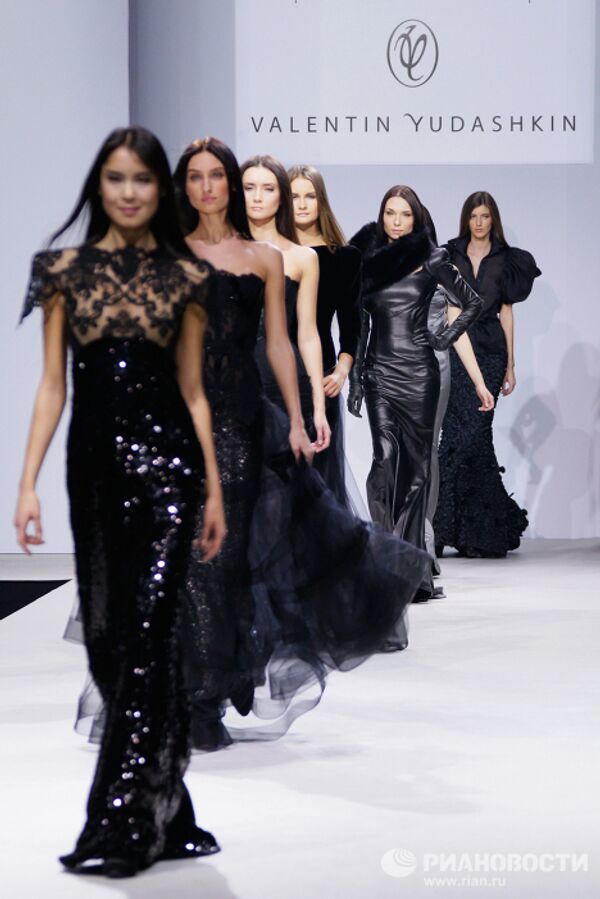 Valentin Yudashkin opens Fashion Week in Gostiny Dvor - Sputnik International