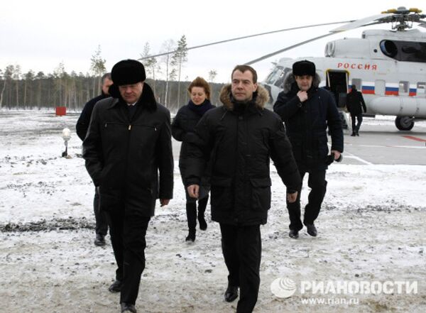 President Dmitry Medvedev visits oilfield - Sputnik International