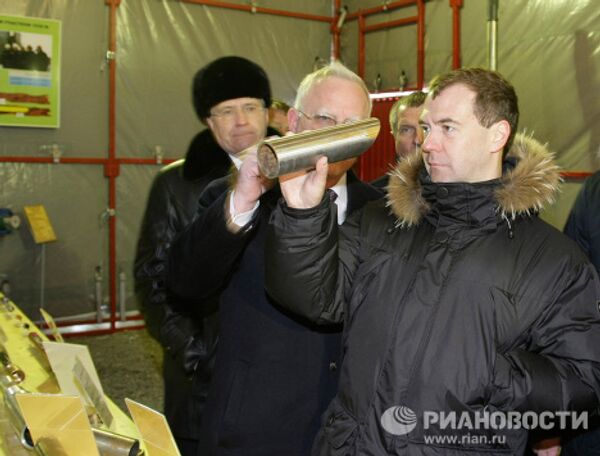 President Dmitry Medvedev visits oilfield - Sputnik International
