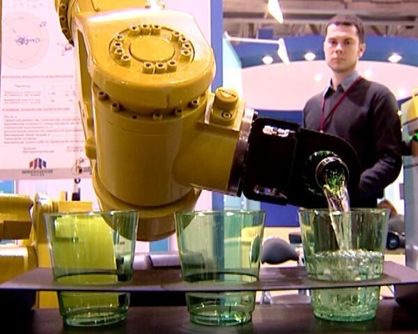 Multipurpose robot and smart tractor at Goszakaz 2010 exhibition - Sputnik International