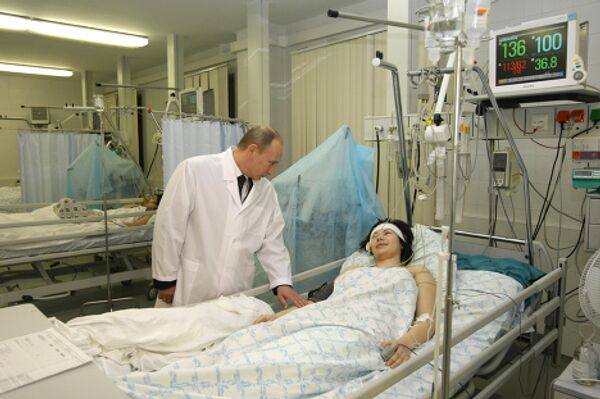 Russian Prime Minister Vladimir Putin visits those injured in terrorist acts on Moscow Metro system - Sputnik International