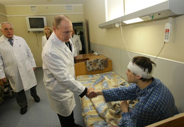 Russian Prime Minister Vladimir Putin visits those injured in terrorist acts on Moscow Metro system - Sputnik International