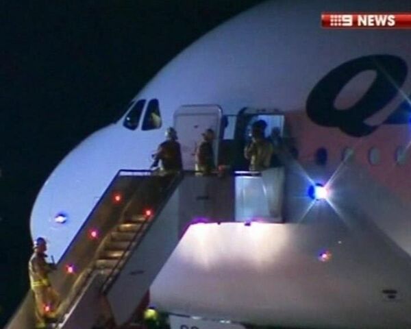 Qantas A380 superjumbo “Tyres exploded” during landing  - Sputnik International