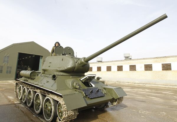 Hungary has started the delivery of 58 T-72 tanks to the Czech Republic - Sputnik International