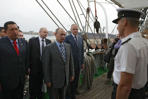Владимир Путин и Уго Чавес посетили барк Крузенштерн, пришвартованный в порту Каракаса - Sputnik International