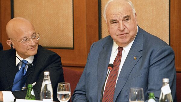 Former German Chancellor Helmut Kohl has criticized the West's attempts to isolate Russia over events in Ukraine. - Sputnik International