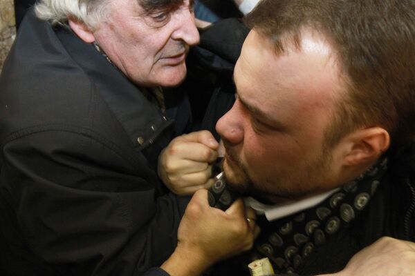 Alleged attacker of elderly Russian rights activist freed on bail - Sputnik International