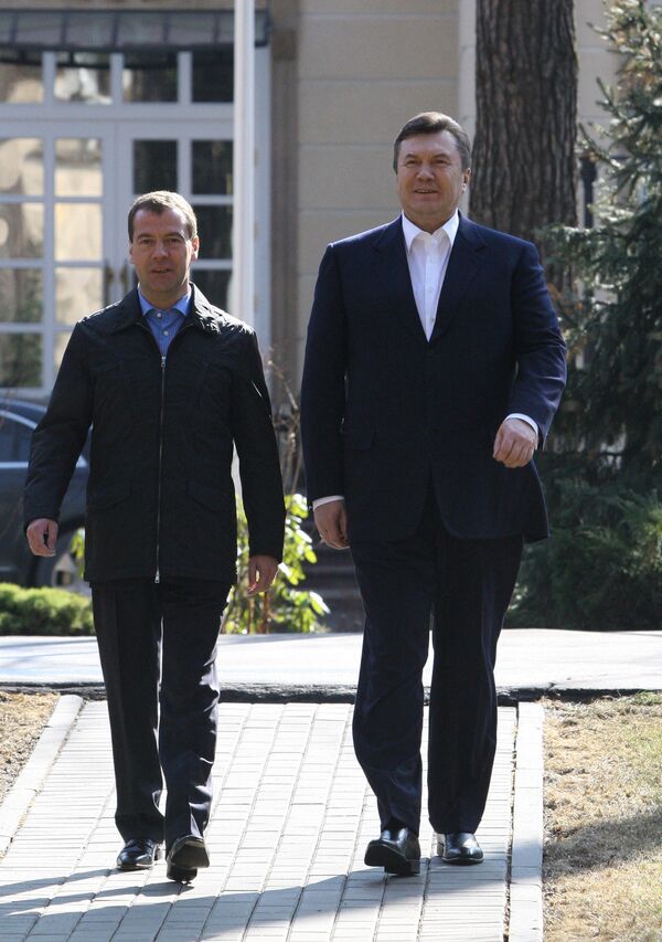 Dmitry Medvedev meets with Viktor Yanukovych - Sputnik International
