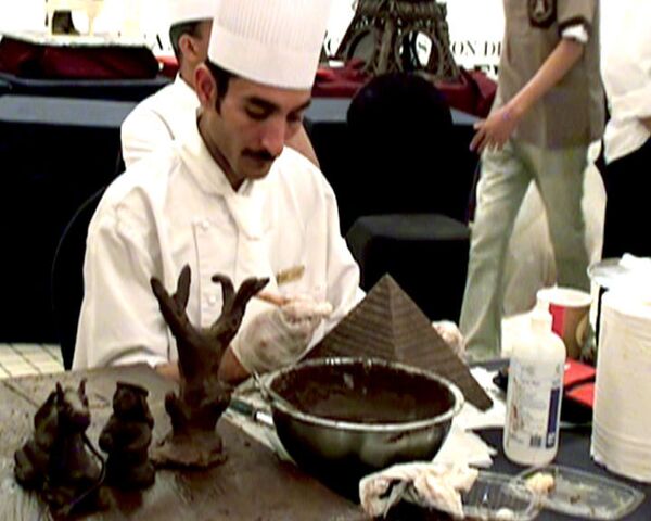 Visitors to the International Chocolate Show taste chocolate pyramids - Sputnik International
