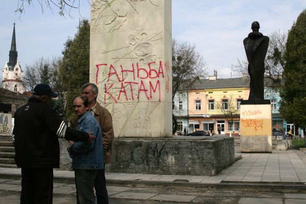 Vandalized monument to Soviet soldiers in Ukraine. - Sputnik International