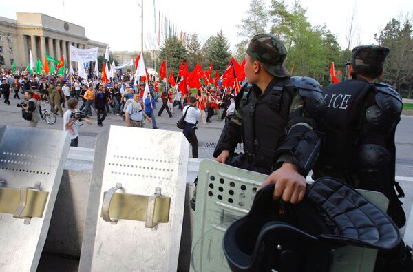  URGENT: Police disperse protesters in downtown Bishkek, gunshots heard  - Sputnik International
