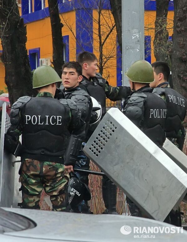 Protesters and opposition clash in Bishkek - Sputnik International