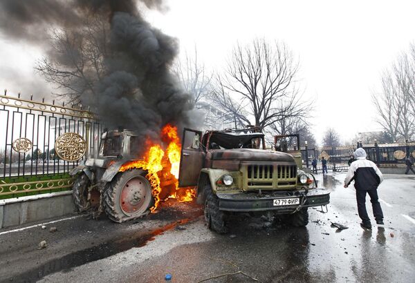 Protesters and opposition clash in Bishkek - Sputnik International