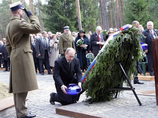 Vladimir Putin and his Polish counterpart Donald Tusk took part in a memorial service for the Katyn massacre - Sputnik International