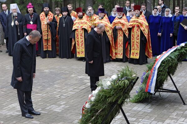 Russian Prime Minister Vladimir Putin (right) and Polish Prime Minister Donald Tusk (left) lays wreath at Katyn memorial - Sputnik International