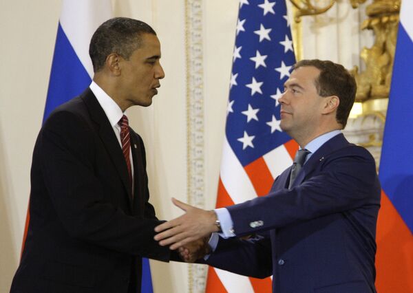 Dmitry Medvedev and Barack Obama sign new strategic arms reduction treaty - Sputnik International