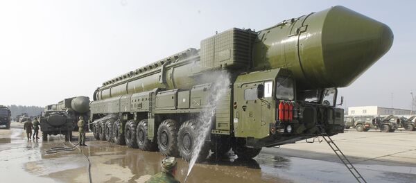 Демонстрация ракетного комплекса Тополь-М на подмосковном полигоне Алабино - Sputnik International