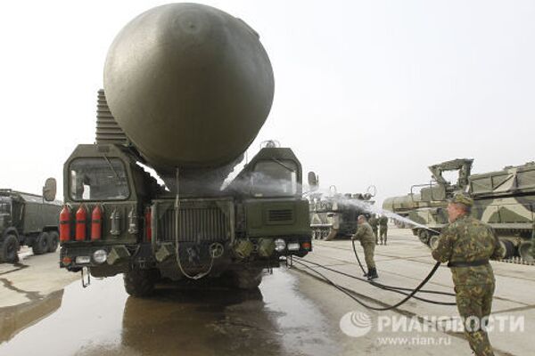 Topol-M missile launcher prepared for Victory Parade - Sputnik International
