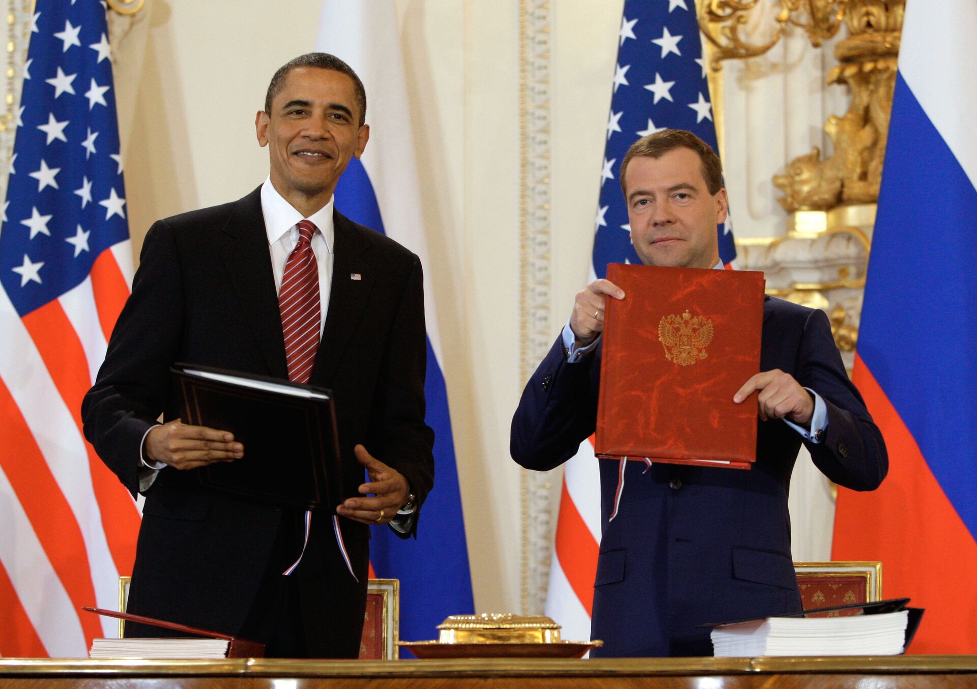 Dmitry Medvedev and Barack Obama sign new strategic arms reduction treaty - Sputnik International, 1920, 26.01.2023