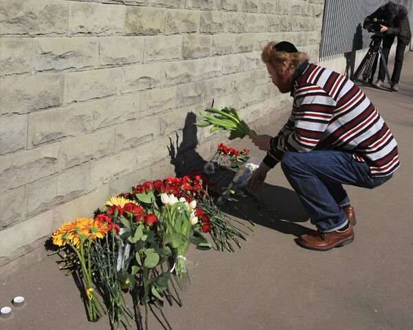 People bring flowers to Polish embassy in Moscow - Sputnik International