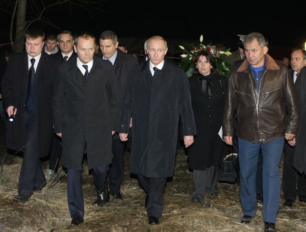  Putin returns to crash site to pay last respects to Kaczynski  - Sputnik International