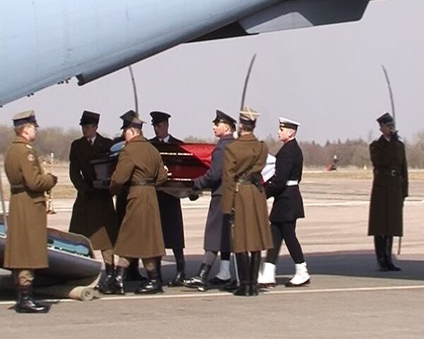 Lech Kaczynski's body flown to Poland   - Sputnik International
