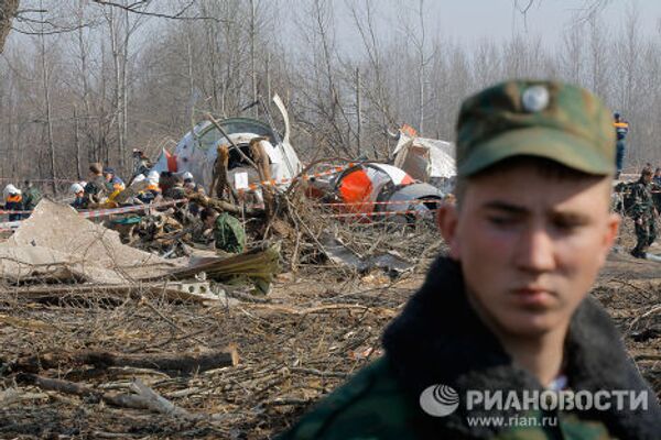 Search efforts continue at crash site in Smolensk woods - Sputnik International