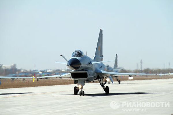 China unveils J-10 fighter - Sputnik International