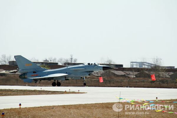 China unveils J-10 fighter - Sputnik International