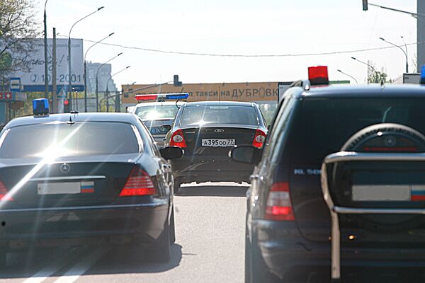 Russian drivers protest cars with flashing lights breaking road rules  - Sputnik International