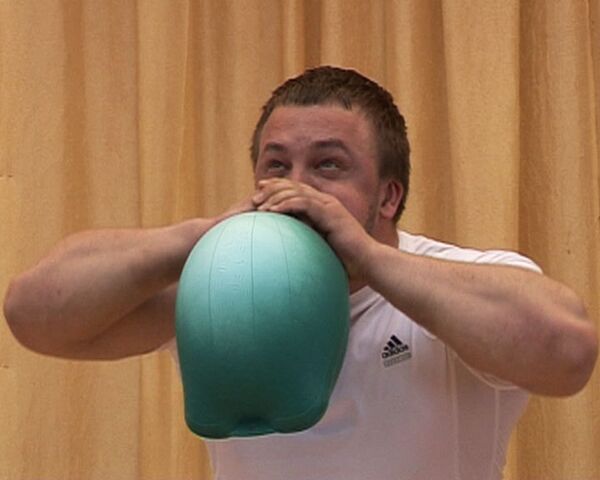 Russian strongman blows up hot water bottles for school kids - Sputnik International