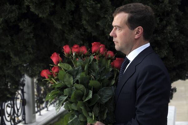 Russia's Medvedev flies to Poland to attend Kaczynski funeral - Sputnik International