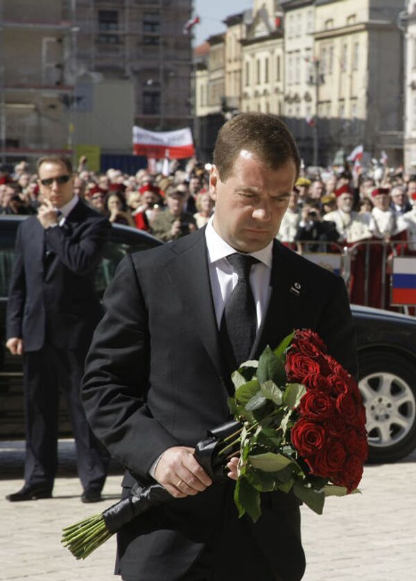 Dmitry Medvedev arrives to attend funeral of Lech Kaczynski - Sputnik International