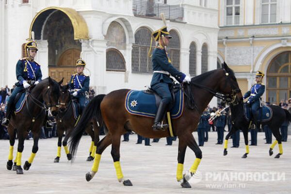 Foot and horse guards: What the Presidential Regiment is capable of  - Sputnik International