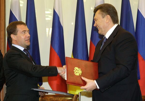 Dmitry Medvedev and Viktor Yanukovych - Sputnik International