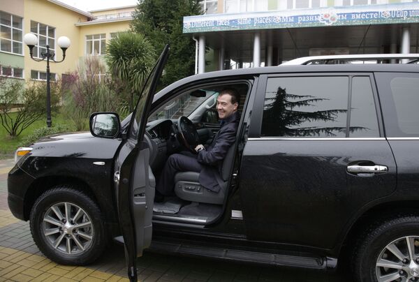 Medvedev drives car through Moscow for first time as president - Sputnik International