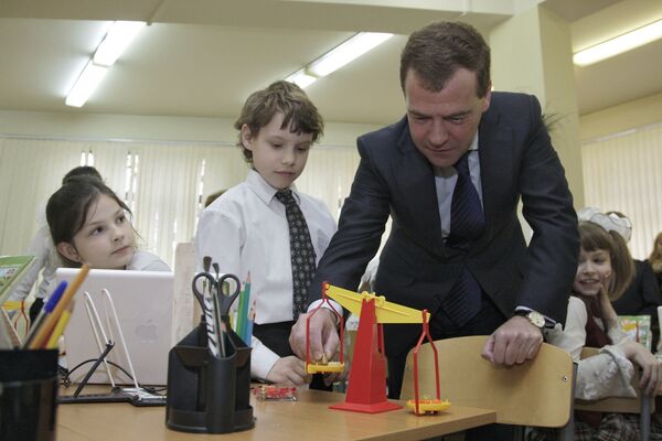 President Medvedev plays with Lego, watches cartoons at Moscow school   - Sputnik International