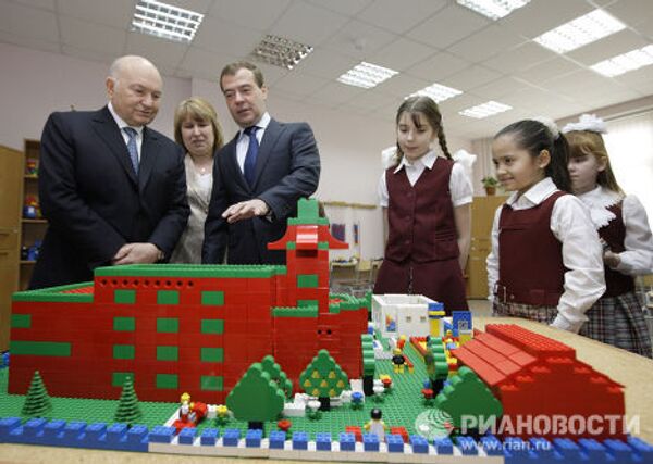 President Medvedev plays with Lego, watches cartoons at Moscow school    - Sputnik International