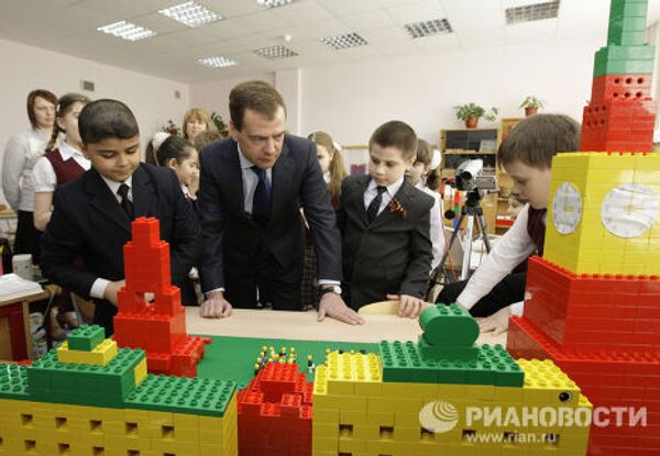 President Medvedev plays with Lego, watches cartoons at Moscow school    - Sputnik International