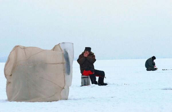  Rescuers save 50 fishermen from ice floe in Russian Far East - Sputnik International