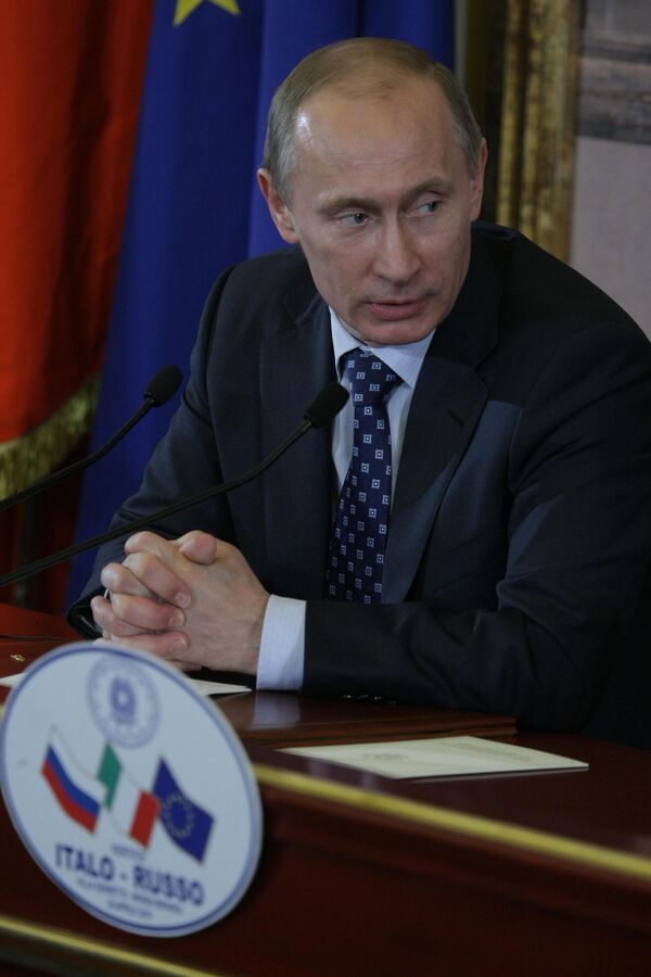 Medvedev, Putin divide Russian leadership without interfering  - Sputnik International