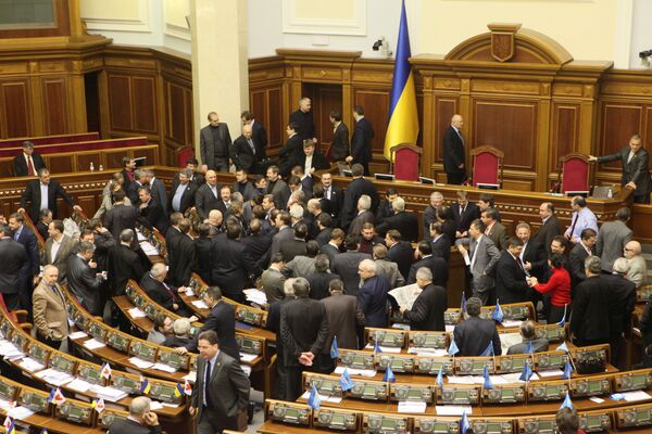 Ukrainian parliament session continues despite smoke bomb - Sputnik International