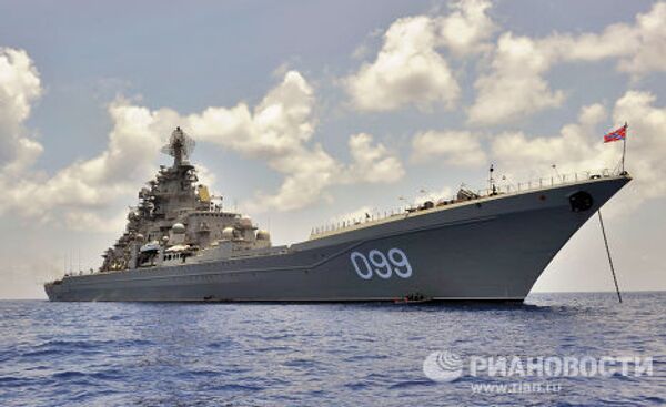 The Pyotr Veliky cruiser inspects a fishing boat - Sputnik International
