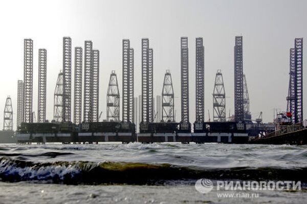 Oil platforms in the Caspian Sea Oil platforms in the Caspian Sea - Sputnik International