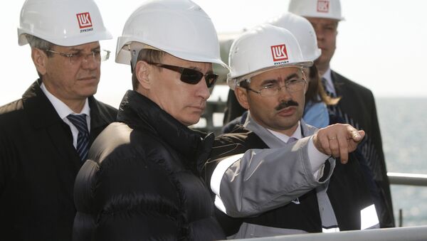 Премьер-министр РФ Владимир Путин посетил стационарную нефтяную платформу ОАО ЛУКОЙЛ - Sputnik International