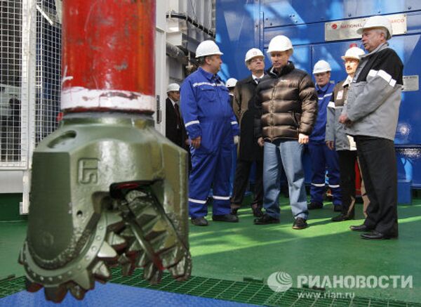 Vladimir Putin tries his hand in oil production - Sputnik International