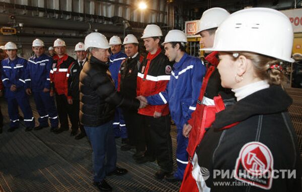 Vladimir Putin tries his hand in oil production - Sputnik International