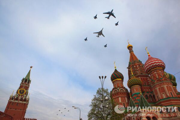 Russian warplanes rehearse Victory Day display  - Sputnik International
