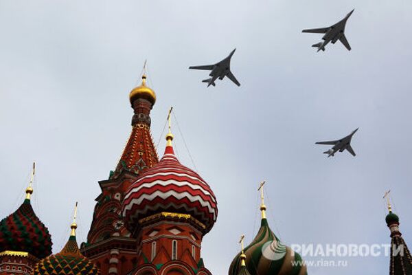 Russian warplanes rehearse Victory Day display  - Sputnik International
